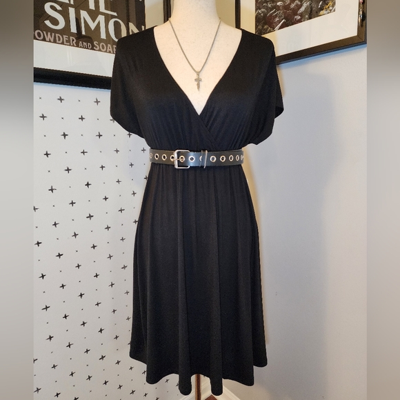 T-SHIRT Dress (L) Amazon Essentials Women's Surplice T-Shirt Dress - Picture 1 of 10